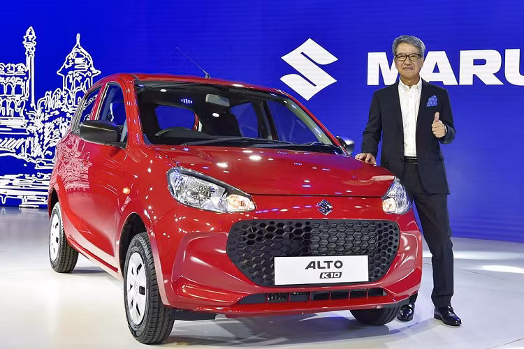 Tiếp đến là cản trước với hốc gió trung tâm khá hẹp và đường cắt góc cạnh ở hai bên. Là xe giá rẻ nên Suzuki Alto K10 2022 không có đèn sương mù trước hay dải đèn LED định vị ban ngày. Ở bên sườn, Suzuki Alto K10 2022 được trang bị đường vai xe nổi bật và nhiều đường dập gân hơn thế hệ cũ.