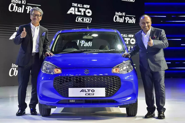 Ngoài kích thước thay đổi, Suzuki Alto K10 2022 còn được áp dụng phong cách thiết kế tròn trịa và thẳng đứng hơn, tương tự người anh em Celerio thế hệ mới. Trên đầu xe, mẫu xe hạng A giá rẻ này được trang bị cụm đèn pha Halogen vuốt về phía sau và lưới tản nhiệt hình lục giác cỡ lớn với mắt lưới hình tổ ong. Hai chi tiết này kết hợp với nhau khiến phần đầu xe của Suzuki Alto K10 2022 trông như khuôn mặt cười.