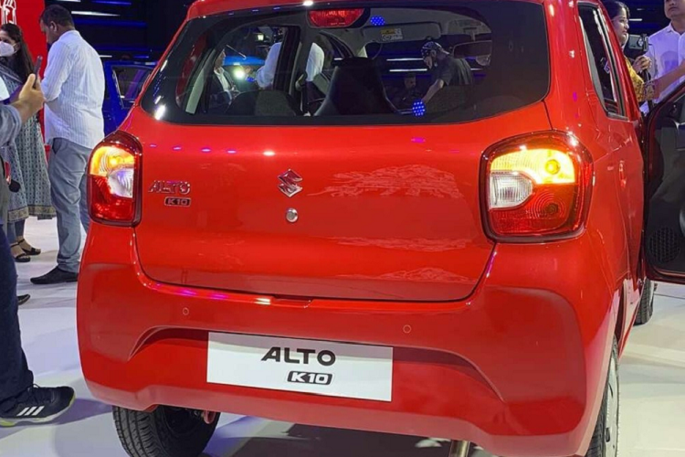Trái với đầu xe và sườn xe, thiết kế phía sau của Suzuki Alto K10 2022 khá đơn điệu. Nếu nhìn thoáng qua, nhiều người sẽ thấy giống với Suzuki Celerio mới. Tuy nhiên, khi nhìn kỹ, chúng ta sẽ nhận ra mẫu xe này được trang bị đèn hậu và cản sau khác với Suzuki Celerio 2022. Cũng như thế hệ cũ, Suzuki Alto K10 2022 không hề có cần gạt nước ở kính chắn gió sau.