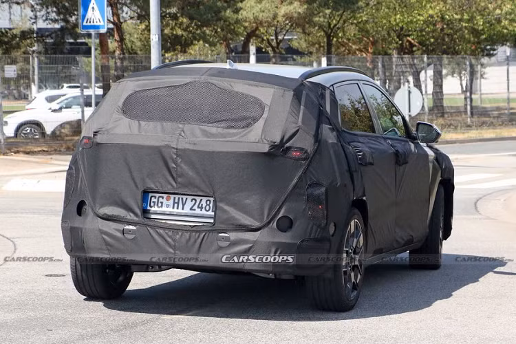 Ngoài ra, trên bảng táp-lô còn có sự xuất hiện của những điểm nhấn trang trí bằng kim loại, cửa gió điều hòa thiết kế thanh mảnh.