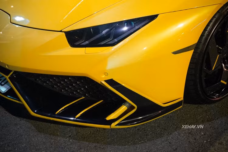 Ở lần xuất hiện này, cặp mâm phía sau đã được chủ nhân thay bằng mâm đa chấu sơn đen, trong khi mâm PUR ở phía trước vẫn giữ nguyên, sự thay đổi này khiến siêu xe Ý trở nên độc lạ và thú vị hơn.