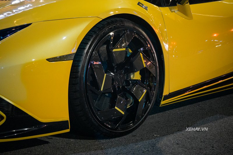 Ngoài ra, xe còn được bổ sung ốp sườn, cánh gió cỡ lớn ở đuôi xe nắp động cơ và bộ khuếch tán mới...tất cả đều làm bằng sợi carbon siêu nhẹ.