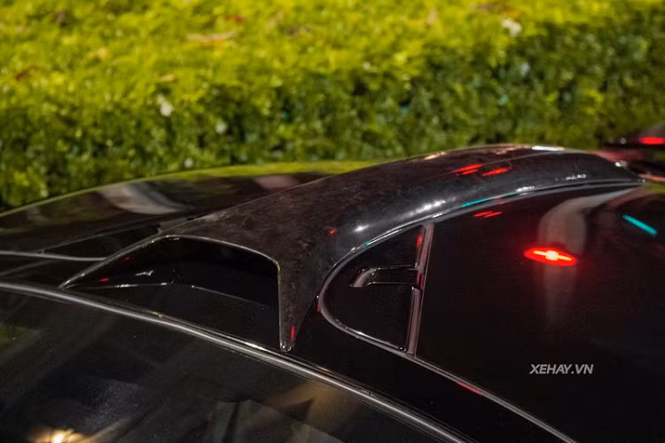 Tuy nhiên, ấn tượng nhất trên chiếc chiếc siêu xe Lamborghini Huracan độ khủng này chính là bộ líp cản trước chia làm ba hốc gió cỡ lớn cùng cánh chia gió chính giữa.