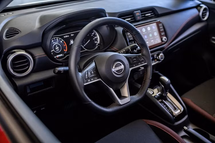 Dù là xe tập trung vào giá bán rẻ nhưng Nissan Versa 2023 vẫn có những trang bị an toàn tiêu chuẩn khá đầy đủ trong phân khúc. Cụ thể, xe sở hữu phanh khẩn cấp tự động với tính năng phát hiện người đi bộ, cảnh báo lệch làn đường, hỗ trợ đèn pha và phanh tự động khi lùi. Nếu chi thêm tiền, khách hàng Mỹ có thể bổ sung tính năng cảnh báo điểm mù và cảnh báo phương tiện cắt ngang khi lùi cho mẫu sedan hạng B này.