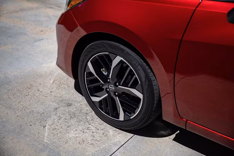 Bên sườn, Nissan Versa 2023 không thay đổi nhiều, trừ thiết kế của vành la-zăng. Bộ vành này có đường kính 17 inch, thiết kế 5 chấu kép và sơn 2 màu thể thao ở bản SR cao cấp nhất. Trong khi đó, thiết kế phía sau của mẫu sedan hạng B này không có gì thay đổi. Xe vẫn giữ nguyên thiết kế đèn hậu, cản sau và bộ khuếch tán gió sơn cùng màu thân xe như cũ.