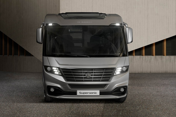 Lấy cảm hứng từ du thuyền, phần thân của Supersonic, Mercedes-Benz Sprinter độ Adria được sửa đổi khá nhiều, toàn bộ khung thân và không gian bên trên được làm mới, nếu không nhìn vào lưới tản nhiệt và logo ngôi sao ba cánh ở phía trước thì khó có thể nhận ra đây vốn là một chiếc Sprinter.