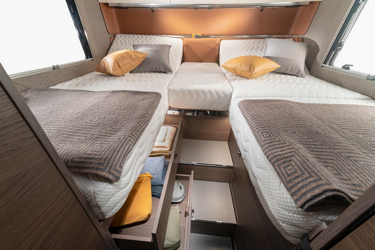 Supersonic có 2 phiên bản kích thước, một bản dài 7,8 mét, nặng 4,5 tấn đủ chỗ cho gồm 2 giường đơn, 1 giường đôi chỉnh điện, WC có vòi hoa sen / bồn rửa mặt, bếp (có tủ đựng, bồn rửa, tủ lạnh 177 lít, bếp nướng, máy pha cà phê...) và ghế sofa rộng hình chữ L ở phòng chính.