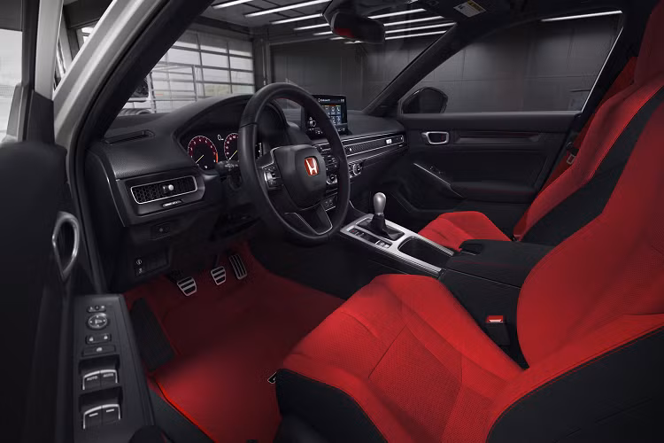 Ngoài sức mạnh được cải thiện, phiên bản 2023 còn có chiều dài cơ sở được kéo dài thêm giúp xe vận hành êm ái và ổn định hơn ở tốc độ cao so với thế hệ trước đó. Khoảng cách giữa bánh xe 2 bên được mở rộng cùng với việc điều chỉnh lại hệ thống treo còn giúp nó mang lại cảm giác lái tốt hơn.