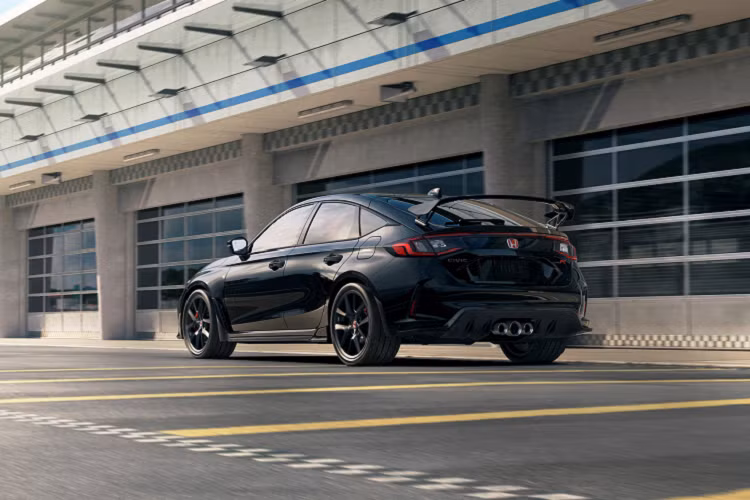 Với quá nhiều những thay đổi ở phía trên thì việc Honda tăng giá bán Civic Type R 2023 cũng là điều dễ hiểu. Tại Việt Nam, Honda Civic Type R sẽ được khẩu nguyên chiếc từ Nhật Bản với 5 tùy chọn màu sắc gồm: Trắng; Đỏ; Xanh; Xám; Đen và được bán ra với số lượng giới hạn. Mức giá sẽ được chính thức công bố vào cuối năm 2022 và xe được bàn giao đến tay khách hàng từ quý 3 năm sau.