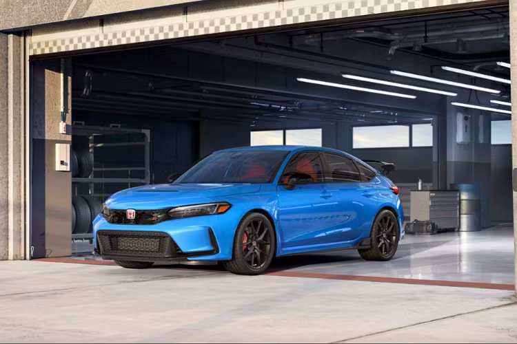 Cách đây vài ngày, Honda đã chính thức ra mắt mẫu Civic Type R 2023 tại thị thị trường Việt Nam thông qua triển lãm Ô tô Việt Nam VMS 2022 diễn ra tại TP.HCM. Mẫu xe thể thao này lập tức nhận được sự quan tâm của đông đảo người yêu tốc độ bởi độ hot của nó.