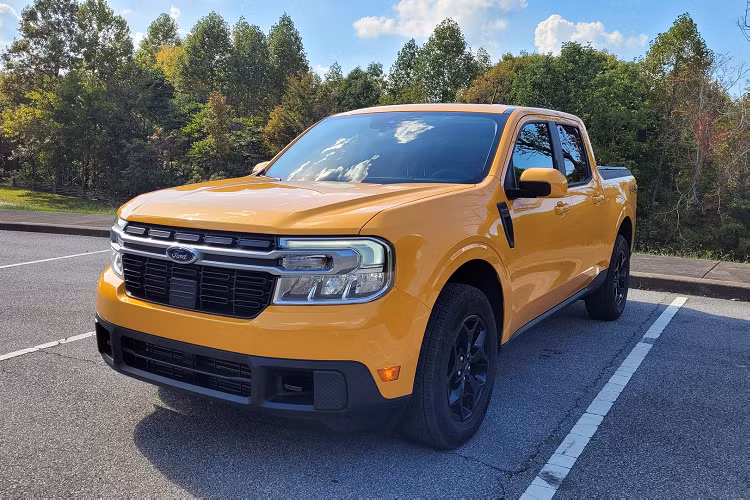 Maverick là mẫu bán tải đầu tiên của Mỹ sở hữu với hệ động lực hybrid tiêu chuẩn, khi phiên bản thấp nhất được trang bị động cơ Atkinson 2.5 lít nạp khí tự nhiên công suất 162 mã lực/210Nm kết hợp với một mô-tơ 126 mã lực/234Nm. Sức mạnh được truyền tới cầu trước qua hộp số CVT.