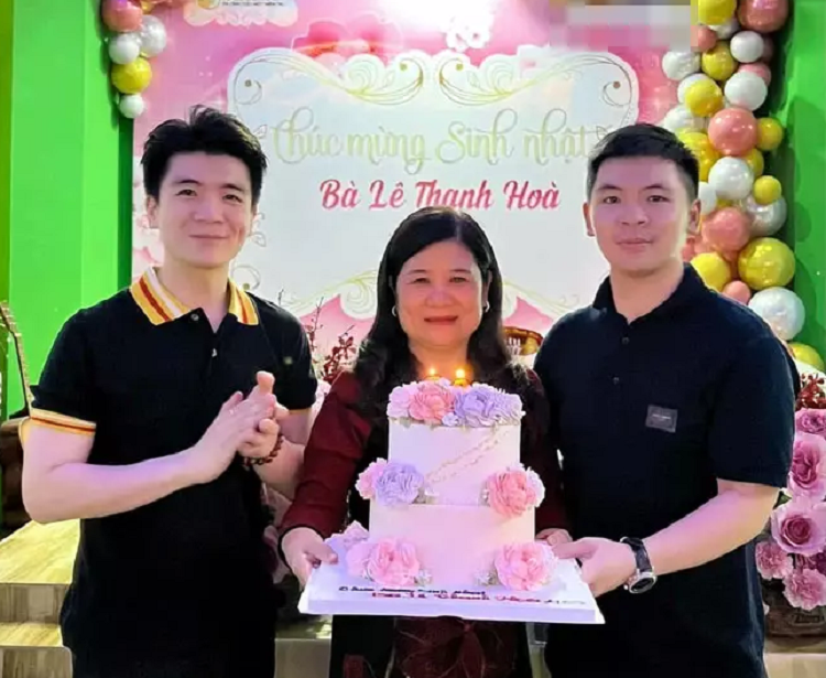 Ngo ngang nhan sac nguoi vo quyen luc cua bau Hien-Hinh-3