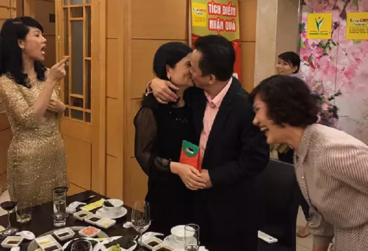 Ngo ngang nhan sac nguoi vo quyen luc cua bau Hien-Hinh-5