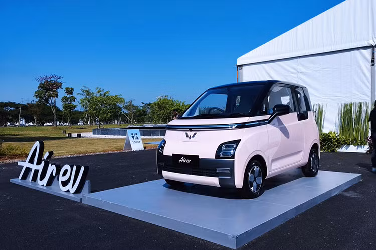 Khi mua Wuling Air ev 2022, khách hàng Indonesia có thể chọn 1 trong 5 màu sơn là hồng, trắng, xanh dương, xanh bạc hà và vàng. Những màu sắc này đều khá trẻ trung và "bắt trend". Theo hãng Wuling, hiện đã có hàng nghìn người đặt mua mẫu xe ôtô điện Trung Quốc này. Chưa rõ sau Indonesia, Wuling Air ev 2022 có được bán ở những thị trường Đông Nam Á khác hay không.