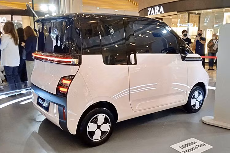 Phiên bản Long Range sẽ dùng đèn pha 2 bóng LED hiện đại hơn. Bên sườn, Wuling Air ev 2022 có thiết kế khá thú vị với cửa sổ sau dài hơn cửa sổ trước. Ngoài ra, xe chỉ có 2 cửa bên sườn, đi kèm tay nắm cửa nằm dọc, và gương chiếu hậu tích hợp đèn báo rẽ. Bên dưới là bộ vành thép có đường kính 12 inch, nằm trong lốp 145/70 R12.