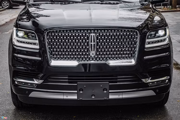 Bên trong, chiếc Lincoln Navigator L Black Label 2022 có nội thất được phối màu nâu chủ đạo, đi cùng nhiều chất liệu cao cấp như da và gỗ cho cảm giác sang trọng. Bảng táp-lô duy trì thiết kế đơn giản khi có một màn hình trung tâm, thấp bên dưới là cụm cần số điện tử dạng nút gạt tối giản, các nút chỉnh điều hòa và âm thanh.