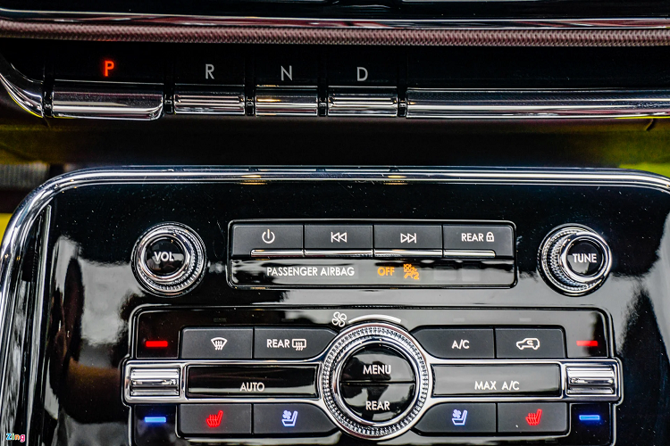 Hàng ghế cuối có thể ngồi được 3 người với khoảng để chân và không gian trần vừa đủ thoải mái. Khi cần thiết, hàng ghế thứ 2 và 3 sẽ gập phẳng để tạo thành không gian chứa đồ hoặc hành lý tối đa hơn 3.400 lít.