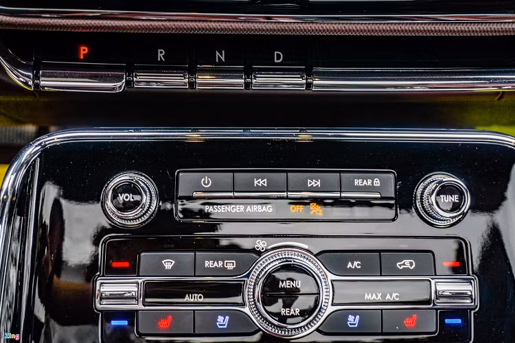 Hàng ghế cuối có thể ngồi được 3 người với khoảng để chân và không gian trần vừa đủ thoải mái. Khi cần thiết, hàng ghế thứ 2 và 3 sẽ gập phẳng để tạo thành không gian chứa đồ hoặc hành lý tối đa hơn 3.400 lít.