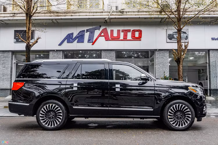 Những tính năng hỗ trợ gồm có tùy chọn chế độ lái, kiểm soát hành trình thích ứng, phanh chủ động hạn chế va chạm, camera 360 độ, hỗ trợ đỗ xe... Mức giá xe Lincoln Navigator mới tại Việt Nam khoảng hơn 8 tỷ đồng tương đương Lexus LX570 và cao hơn đáng kể Mercedes-Benz GLS 450 4Matic phân phối chính hãng