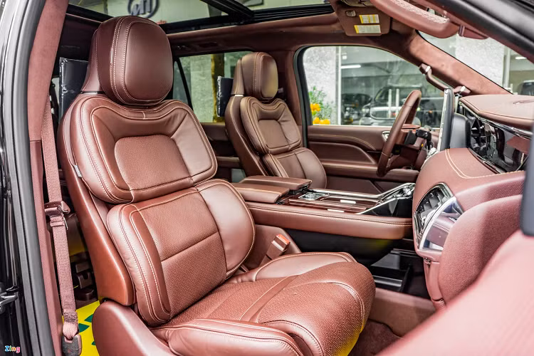 Cung cấp sức mạnh cho Lincoln Navigator L Black Label vẫn là động cơ V6 3.5L tăng áp kép, công suất tối đa 440 mã lực và mô-men xoắn 691 Nm. Kết hợp cùng đó là hộp số tự động 10 cấp và hệ dẫn động 4 bánh toàn thời gian.