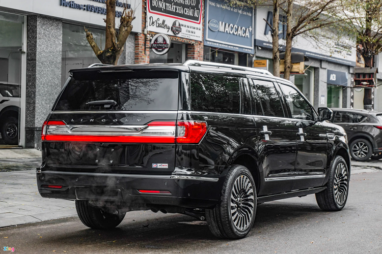 So với model 2021, mẫu Lincoln Navigator L Black Label không có quá nhiều khác biệt về ngoại hình. Chiếc SUV vẫn mang dáng vẻ mạnh mẽ pha lẫn nét sang trọng đặc trưng của thương hiệu Lincoln.