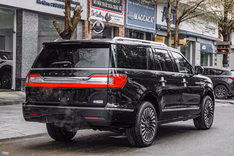 So với model 2021, mẫu Lincoln Navigator L Black Label không có quá nhiều khác biệt về ngoại hình. Chiếc SUV vẫn mang dáng vẻ mạnh mẽ pha lẫn nét sang trọng đặc trưng của thương hiệu Lincoln.