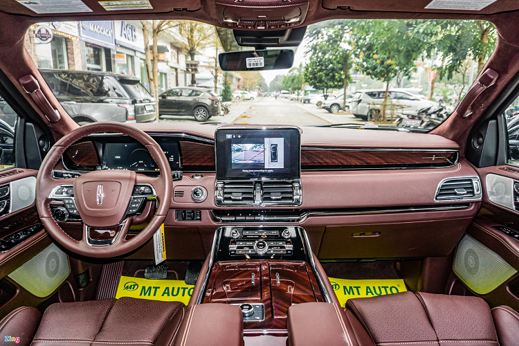 Hàng ghế đầu tiên có tựa lưng và đệm ngồi đầy đặn cho cảm giác sử dụng thoải mái. Các chức năng hỗ trợ gồm có chỉnh điện, nhớ vị trí, massage, làm mát và sưởi nhiệt. Hàng ghế giữa có 2 vị trí ngồi riêng biệt với không gian rộng rãi và nhiều tiện ích hỗ trợ cho hành khách. Danh sách có thể kể đến 2 màn hình giải trí, điều hòa tự động, cổng sạc USB, cửa sổ trời toàn cảnh..