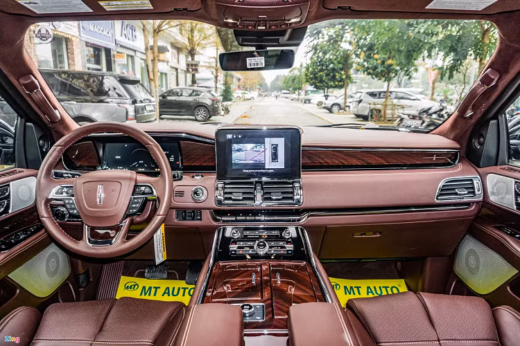 Hàng ghế đầu tiên có tựa lưng và đệm ngồi đầy đặn cho cảm giác sử dụng thoải mái. Các chức năng hỗ trợ gồm có chỉnh điện, nhớ vị trí, massage, làm mát và sưởi nhiệt. Hàng ghế giữa có 2 vị trí ngồi riêng biệt với không gian rộng rãi và nhiều tiện ích hỗ trợ cho hành khách. Danh sách có thể kể đến 2 màn hình giải trí, điều hòa tự động, cổng sạc USB, cửa sổ trời toàn cảnh..