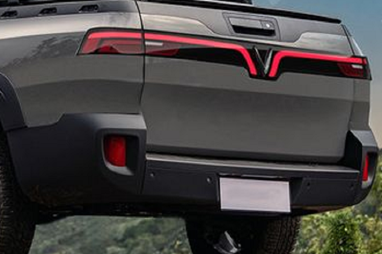 Các đường nét mới được thể hiện rõ nét ở phía sau xe bán tải nhà Vinfast. Giá nóc to bản. Thùng xe thiết kế vuông vắn, bổ sung thanh thể thao. Phần đèn hậu thiết kế hình chữ V nổi bật.