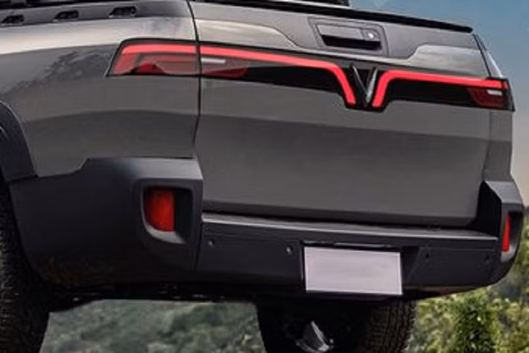 Các đường nét mới được thể hiện rõ nét ở phía sau xe bán tải nhà Vinfast. Giá nóc to bản. Thùng xe thiết kế vuông vắn, bổ sung thanh thể thao. Phần đèn hậu thiết kế hình chữ V nổi bật.