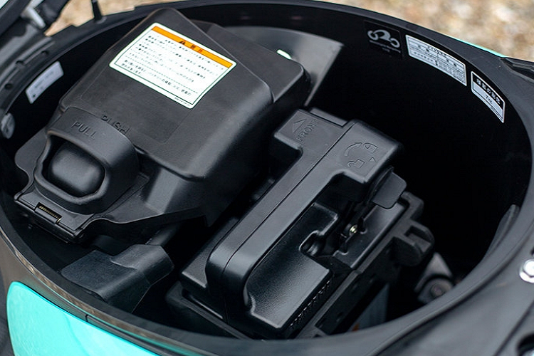 Ngoài ra, Yamaha e-Vino 2023 còn dùng hệ thống đèn Halogen từ trước ra sau, bộ vành đúc 3 chấu sơn màu trắng, phanh tang trống trên cả hai bánh, bảng đồng hồ với màn hình LCD, sàn đặt chân rộng rãi và cốp 10 lít bên dưới yên. Người dùng có thể cất cả cụm pin dự phòng vào cốp xe.