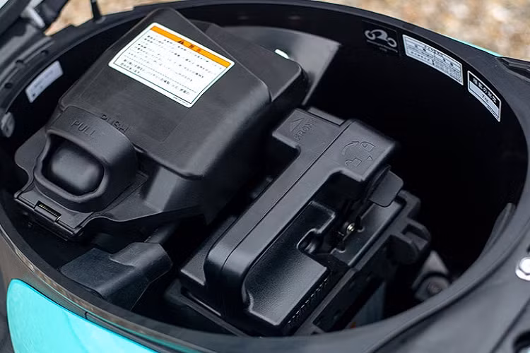 Ngoài ra, Yamaha e-Vino 2023 còn dùng hệ thống đèn Halogen từ trước ra sau, bộ vành đúc 3 chấu sơn màu trắng, phanh tang trống trên cả hai bánh, bảng đồng hồ với màn hình LCD, sàn đặt chân rộng rãi và cốp 10 lít bên dưới yên. Người dùng có thể cất cả cụm pin dự phòng vào cốp xe.