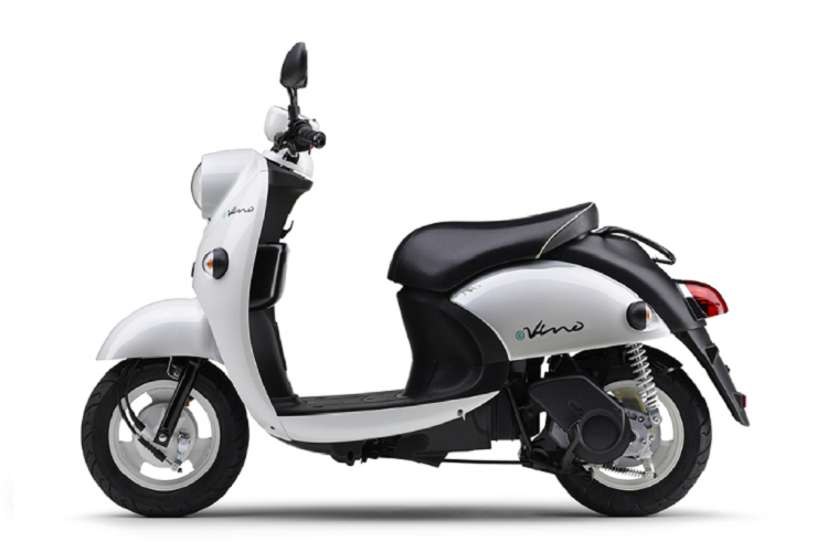Tuy là xe máy điện nhưng Yamaha e-Vino 2023 có trọng lượng chỉ 68 kg, nhẹ hơn đáng kể so với những mẫu xe ga điển hình. Theo hãng Yamaha, e-Vino mang đến tư thế ngồi thoải mái cho người điều khiển, tương tự Vino thông thường. Tại thị trường Nhật Bản, giá xe Yamaha e-Vino 2023 khởi điểm từ 314.600 Yên (khoảng 52,5 triệu đồng). Xe sẽ bắt đầu được bán ra thị trường vào ngày 30/9 tới đây.