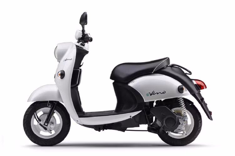 Tuy là xe máy điện nhưng Yamaha e-Vino 2023 có trọng lượng chỉ 68 kg, nhẹ hơn đáng kể so với những mẫu xe ga điển hình. Theo hãng Yamaha, e-Vino mang đến tư thế ngồi thoải mái cho người điều khiển, tương tự Vino thông thường. Tại thị trường Nhật Bản, giá xe Yamaha e-Vino 2023 khởi điểm từ 314.600 Yên (khoảng 52,5 triệu đồng). Xe sẽ bắt đầu được bán ra thị trường vào ngày 30/9 tới đây.