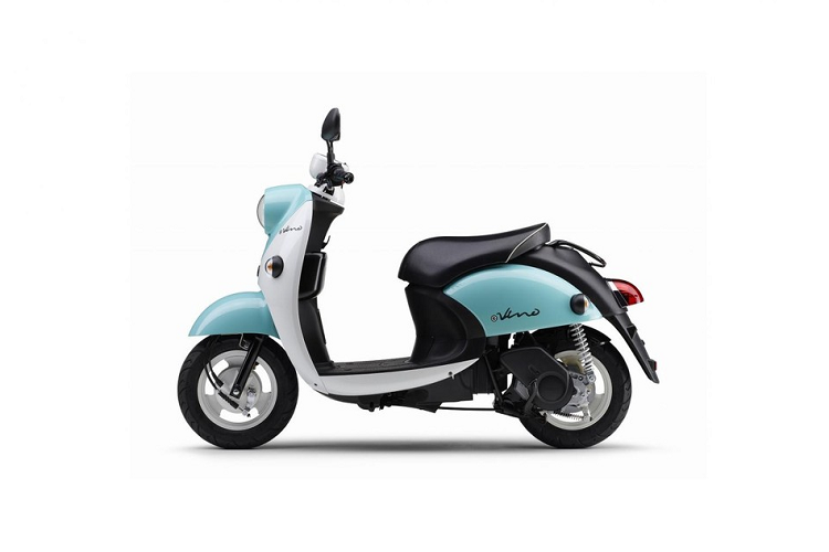 Hiện chưa rõ thời gian sạc pin của Yamaha e-Vino 2023. Ở phiên bản cũ, thời gian sạc pin bằng nguồn 100V tại nhà là khoảng 3 tiếng đồng hồ. Trong khi đó, những chi tiết thiết kế còn lại Yamaha e-Vino 2023 không có gì thay đổi. Xe vẫn được trang bị đèn pha và đèn xi-nhan hình tròn cũng như logo "e" trên yếm trước.