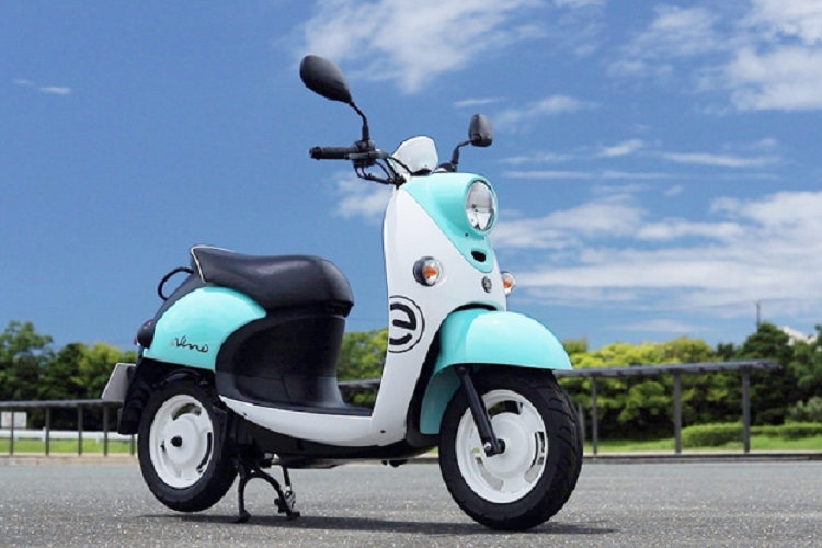 Yamaha e-Vino 2023 có 2 chế độ lái là Standard và Power. Bên cạnh đó là tính năng Boost, được dùng khi người lái cần leo dốc. Nhắm đến đối tượng khách hàng nữ giới, mẫu xe máy điện này có kích thước nhỏ gọn, bao gồm chiều dài 1.675 mm, chiều rộng 660 mm, chiều cao 1.005 mm, chiều dài cơ sở 1.160 mm và yên cao 715 mm.