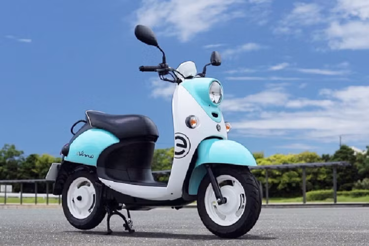 Yamaha e-Vino 2023 có 2 chế độ lái là Standard và Power. Bên cạnh đó là tính năng Boost, được dùng khi người lái cần leo dốc. Nhắm đến đối tượng khách hàng nữ giới, mẫu xe máy điện này có kích thước nhỏ gọn, bao gồm chiều dài 1.675 mm, chiều rộng 660 mm, chiều cao 1.005 mm, chiều dài cơ sở 1.160 mm và yên cao 715 mm.