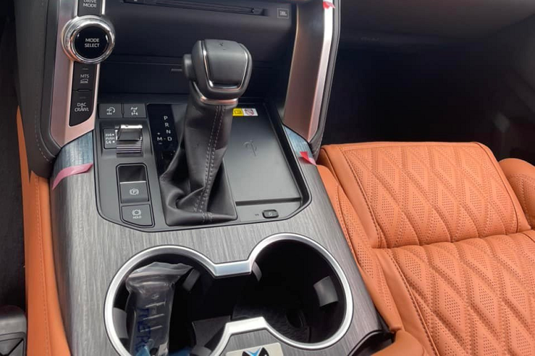 Khá đáng tiếc là MBS không can thiệp vào động cơ xe, vì thế, chiếc Toyota Land Cruiser MBS 2022 mới về nước được trang bị khối động cơ V6, dung tích 3.5 lít, tăng áp sản sinh ra công suất tối đa 409 mã lực tại vòng tua 5.200 vòng/phút và mô men xoắn 650 Nm tại vòng tua 2.000-3.600 vòng/phút. Kết hợp với hệ dẫn động 4 bánh và hộp số tự động 10 cấp.