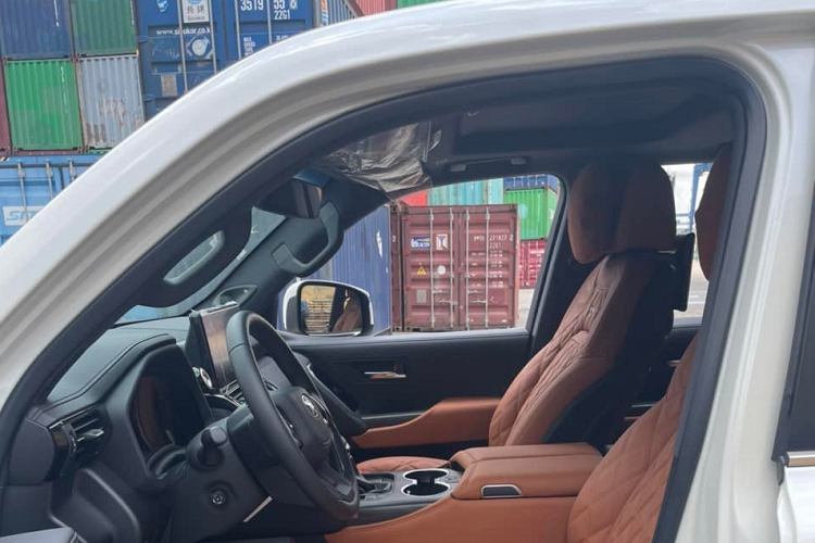 Tất cả ghế ngồi của xe Toyota Land Cruiser thế hệ mới mang bản độ MBS đều có logo riêng, da ghế loại cao cấp có tựa đầu, ngoài ra là nhiều tính năng ấn tượng khác.