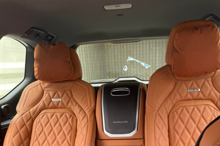 Nhìn bên ngoài Toyota Land Cruiser MBS 2022 đầu tiên về nước chúng ta sẽ không thấy quá nhiều sự khác biệt so với các mẫu xe nhập từ Trung Đông, điểm làm nên sự hấp dẫn của xe và phải khiến các Chủ tịch chi tiền khủng để sở hữu chính là khoang lái.