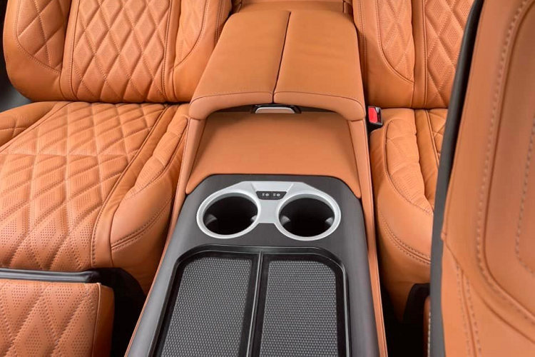 Hãng độ này đã biến hàng ghế sau của Toyota Land Cruiser MBS 2022 trở nên đẳng cấp với chỉ 2 ghế ngồi theo kiểu thương gia và được ngăn cách riêng biệt với nhau bằng nhiều trang bị xịn như bàn làm việc, hộc đựng cốc có thể làm nóng hoặc lạnh, màn hình giải trí riêng và ghế ngồi tích hợp thêm đệm đỡ bắp chân.