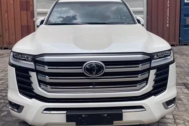 Trong những chiếc xe Toyota đang được bán chính hãng hiện nay, mẫu xe liên tục cháy hàng phải kể đến Land Cruiser với cung không đáp ứng được cầu. Thậm chí khách muốn nhận bàn giao xe Toyota Land Cruiser thế hệ mới nhanh nhất phải mua thêm các option cũng như phí lên đến gần nửa tỷ đồng.