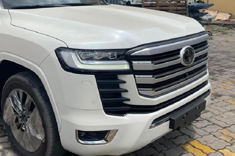 Giá xe Toyota Land Cruiser 2022 MBS mới cập bến Việt Nam không được tiết lộ nhưng con số cuối cùng mà khách phải chi ra sẽ không thể thấp hơn 6,5 tỷ đồng, đây là mức giá bán của dòng xe Toyota Land Cruiser bản nhập Trung Đông. Trước đó, một số xe Toyota Land Cruiser MBS đời cũ được mang về nước với mức giá cho các đại gia trải nghiệm lên đến 8,8 tỷ đồng.