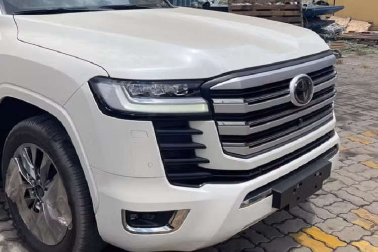 Giá xe Toyota Land Cruiser 2022 MBS mới cập bến Việt Nam không được tiết lộ nhưng con số cuối cùng mà khách phải chi ra sẽ không thể thấp hơn 6,5 tỷ đồng, đây là mức giá bán của dòng xe Toyota Land Cruiser bản nhập Trung Đông. Trước đó, một số xe Toyota Land Cruiser MBS đời cũ được mang về nước với mức giá cho các đại gia trải nghiệm lên đến 8,8 tỷ đồng.