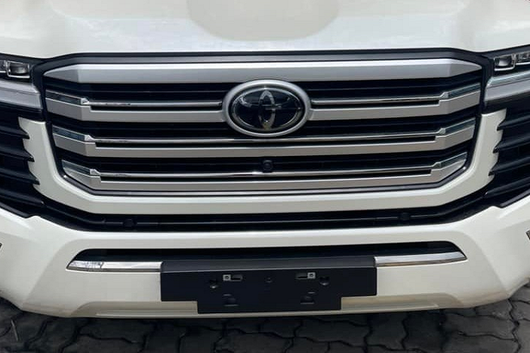 Sức nóng của Toyota Land Cruiser 2022 đã khiến các công ty nhập khẩu không chính hãng không thể đứng ngoài cuộc chơi nên đã nhanh chóng nhập về nước nhiều phiên bản phục vụ giới đại gia Việt cũng như các Chủ tịch thích mẫu xe từ xưa đến nay được mệnh danh là nồi đồng cối đá.