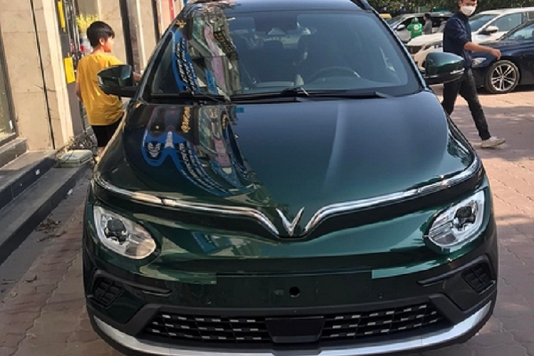 Cụ thể, người này đã đăng tải ảnh chụp một chiếc VinFast VF e34 chạy điện vào hội nhóm chuyên mua bán xe VinFast đi kèm dòng chú thích "Em mới lấy e34. Nhà em đang đi Mercedes-Benz S450 nên không đi quen. Bác nào lấy em để lại. Xe màu xanh rêu, biển Hà Hội, đi được 100km".