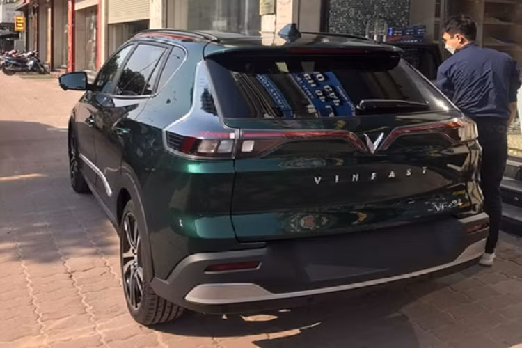 Trong khi nhiều người muốn xin giá thì một số người lại nghi ngờ tính xác thực của bài rao bán. Nếu là thật thì chắc chắn chiếc xe sẽ sớm được bàn giao cho chủ mới vì rất nhiều người muốn sở hữu ngay VF e34 ở thời điểm này - khi mà xăng tăng giá quá cao.