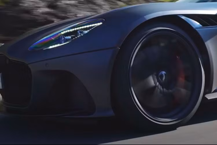 Động cơ cho phép siêu xe Aston Martin DBS Superleggera tăng tốc từ vị trí xuất phát lên 100 km/h trong thời gian chỉ 3,4 giây, từ 0-160 km/h trong 6,4 giây trước khi đạt vận tốc tối đa 340 km/h.