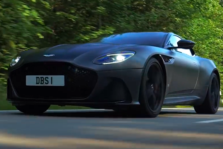 Lý do siêu xe Aston Martin DBS Superleggera có giá bán đột biến so với các sản phẩm Aston Martin còn lại ở Việt Nam nằm ở khối động cơ V12, dung tích 5.2 lít của xe luôn nằm trong số những trái tim bị áp thuế cao nhất tại nước ta. Không còn nghi ngờ gì nữa, giá xe Aston Martin DBS Superleggera 2022 tại Việt Nam đang đắt nhất thế giới.