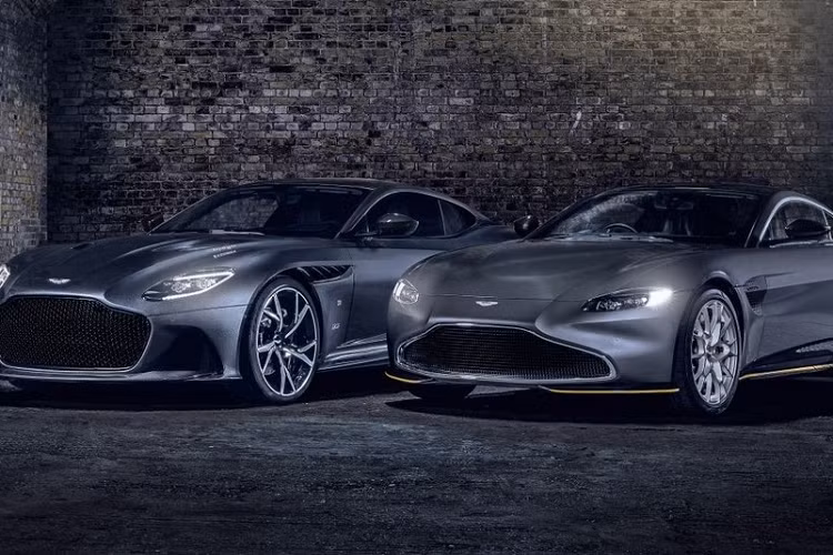 Mức giá xe Aston Martin DBS hơn 35 tỷ đồng để khách hàng Việt có thể trải nghiệm nhưng chưa bao gồm biển số, tính luôn chi phí lăn bánh, con số này gần 39 tỷ đồng, mức giá này đủ để khách hàng lựa chọn chơi các dòng siêu xe như Ferrari F8 Spider hay Lamborghini Huracan STO mà còn có thể tiết kiệm được vài tỷ đồng.